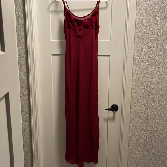 Spaghetti strap slip dress with beading and velvet. - Picture 4 of 7